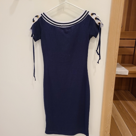 Off shouldet Bebe dress/ Sz Small - Picture 2 of 5